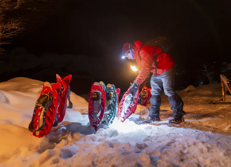 Preparando equipo para caminata en raquetas de nieve